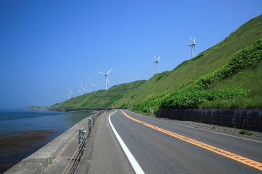 Sabah erkenden dağlara varan,