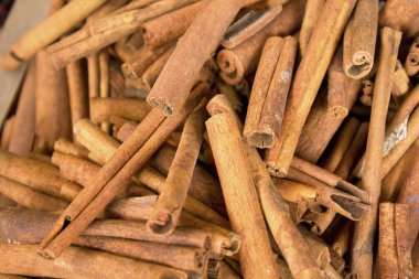 Sepetteki organik tarçın çubuklarının yakın plan görüntüsü