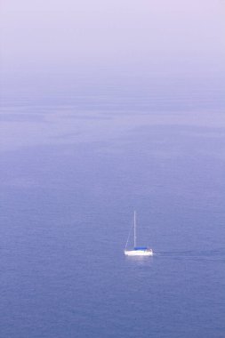 Denizde yelkenli gemi