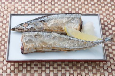 Tabakta servis edilen leziz ızgara saury.