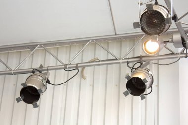 Tavanda sahne ışığı, manzarayı kapat