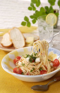 domatesli makarna ve yeşillikli mozzarella peyniri.