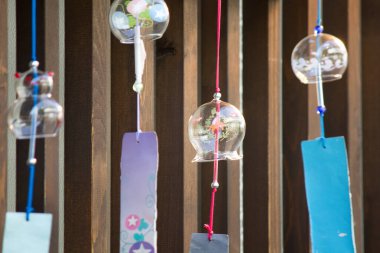 Arka planda renkli Japon rüzgâr çanları, kapatın.