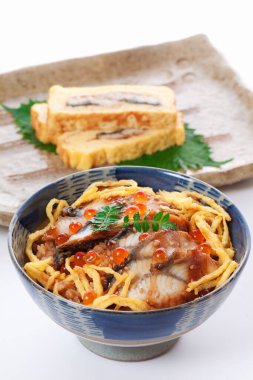 Japon mutfağı. Sebzeli erişte ve tabakta et.