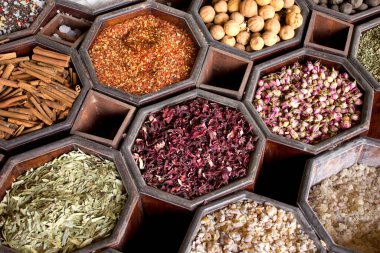 Piyasadaki farklı baharatların yakın plan çekimi.