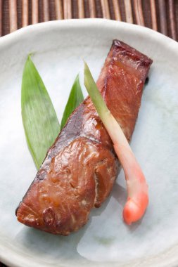 Soya soslu haşlanmış balık.