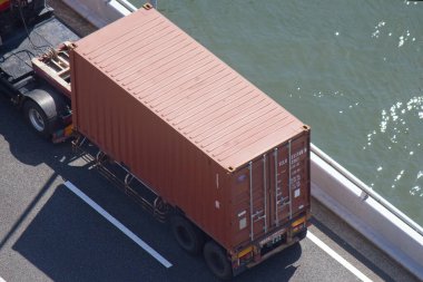Otobanda hareket eden kamyonun hava görüntüsü, ulaşım konsepti