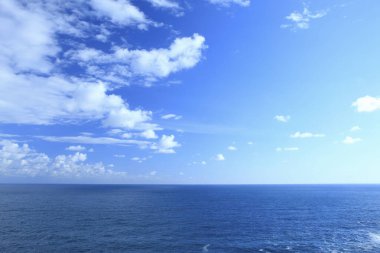 Mavi gökyüzü ve okyanus