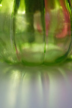  Masadaki yeşil cam vazo, kapat.