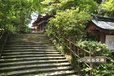 Honma Sanat Müzesi yaz bahçesinin başında. 