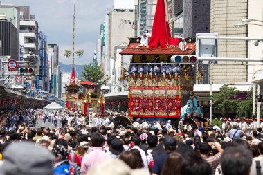  Gion Matsuri festivali için her yıl Kyoto şehir merkezinde dev bir hoko şamandırası düzenleniyor.