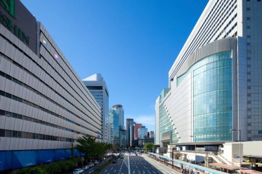 Güneşli bir günde modern şehir arka plan görüntüsü, şehir konsepti 