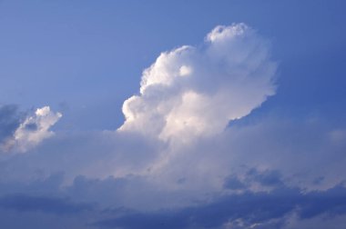 Mavi gökyüzünde beyaz bulutlar.