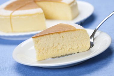 Masadaki leziz peynirli kekin yakın görüntüsü.