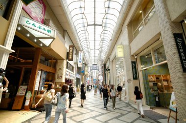 Alışveriş merkezinin modern iç görünümü