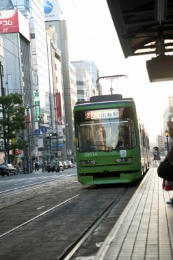 Japon şehrinde, gündüz görüşünde tren raylarından geçiyor. 