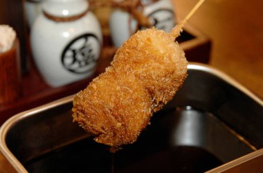 Şişte kızarmış yiyecekler.