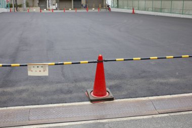 yol ve boş park işareti kırmızı koni ile