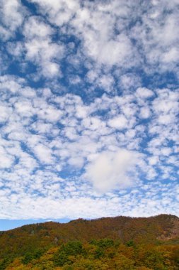 Mavi gökyüzü ile güzel dağ manzarası