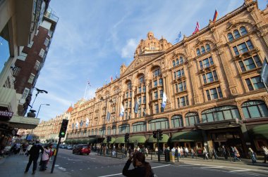  İnsanlar güneşli bir günde alışveriş caddesinde yürüyorlar, Londra