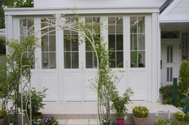 Güzel bahçeli modern bir ev. 