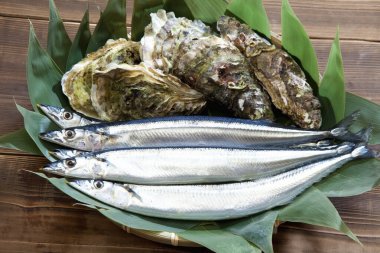 Tahta masadaki istiridyeli taze balık.
