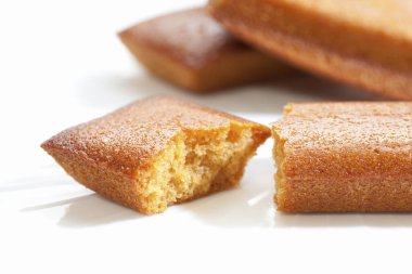 Beyaz arkaplanda tatlı bisküvi 