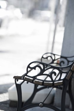 Şehrin bulanık arka planında boş metal ve ahşap çitler