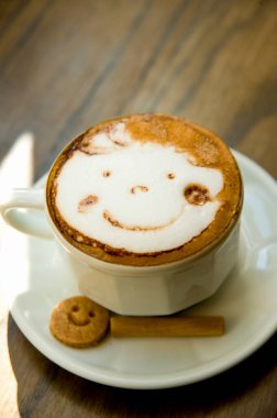 Gülümseyen kahve, kahve sanatı, yakın çekim.