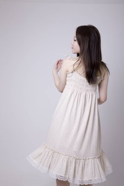 Güzel bir Japon genç kadının stüdyo portresi.