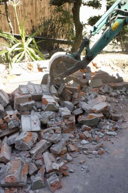 İnşaat malzemelerinin yakınına yığılmış tuğla ve enkaz yığını.