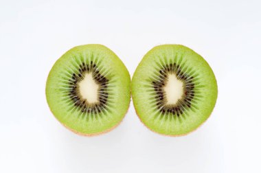 beyaz zemin üzerine taze kivi dilimleri