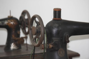 Beyaz arkaplanda klasik dikiş makinesi