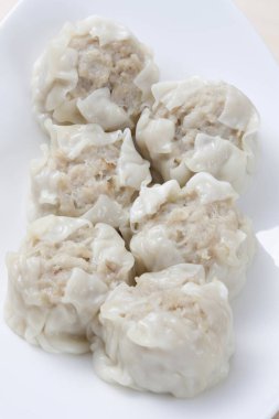 Tabaktaki lezzetli hamur köftelerinin yakın görüntüsü