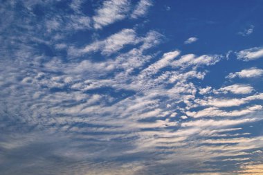 Bulutlarla güzel gün batımı gökyüzü. Doğa arka planı
