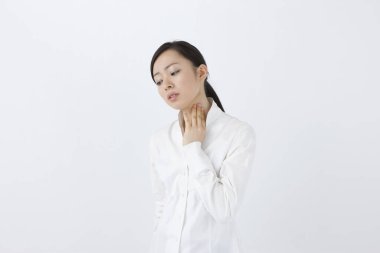 Beyaz arka plan üzerinde izole güzel genç Asyalı kadın portresi