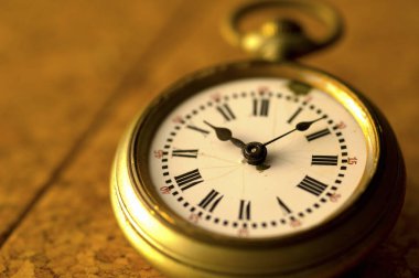 Arka planda izole edilmiş klasik cep saati