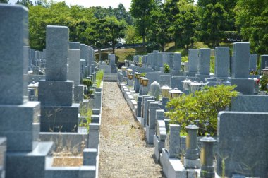 Yazın Japonya 'da mezarları olan eski bir mezarlık. 
