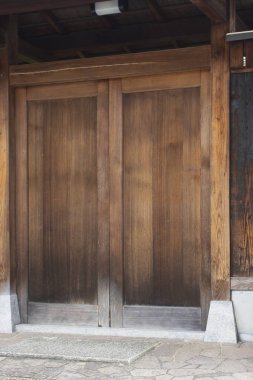 Eski binanın eski ahşap kapısı.