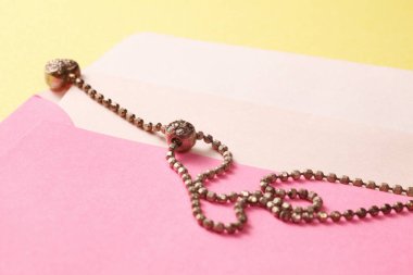 kolye ve kağıt zarf renk arkaplanında izole