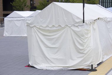 Japonya 'da gündüz vakti halka açık bir sokakta beyaz bir çadır.