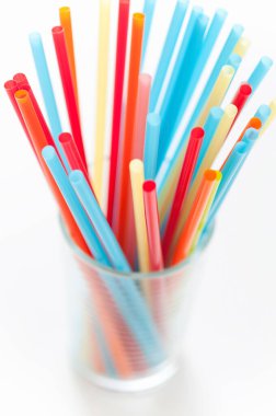Plastik pipetler beyaza izole edilmiş.