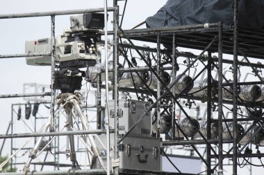 Sahnedeki sahne ışıkları ve ışık gösterisi.                     