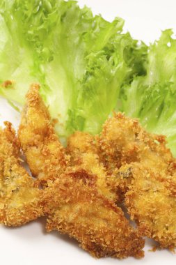 Kızarmış Balık yeşil salata ile