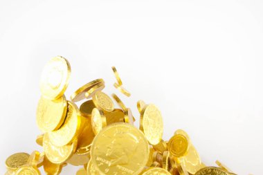 Beyaz arkaplanda altın sikkelerin yakın plan görüntüsü      