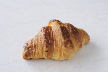 Ayçöreği açık mermer bir masada.