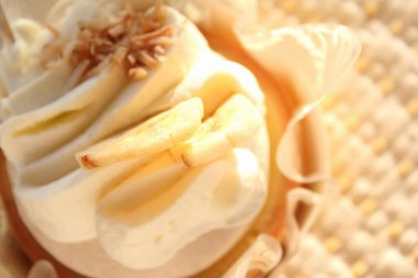 Yakın plan - Meyve ve dondurmalı lezzetli tatlı manzarası     