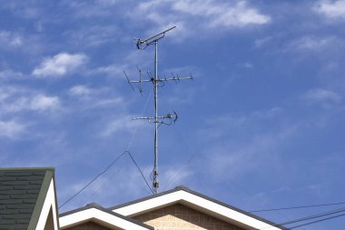 Modern anten evin çatısındaki direkte.