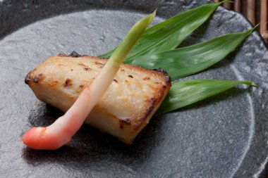 Lezzetli ızgara İspanyol uskumrusu, yakın plan.