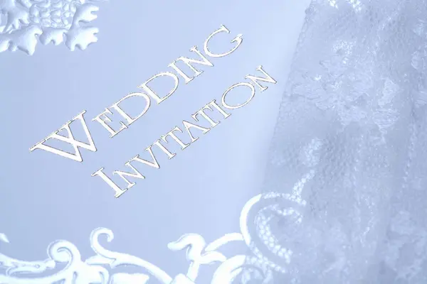 漂亮的白色婚宴请柬和花边新娘手套 — 图库照片